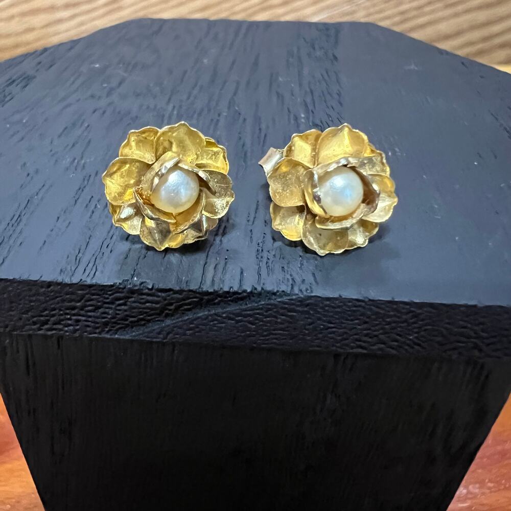 Vintage Delicate‎ Gold Tone Flower Pearl Earrings Unmarked Pierced Ears MCM